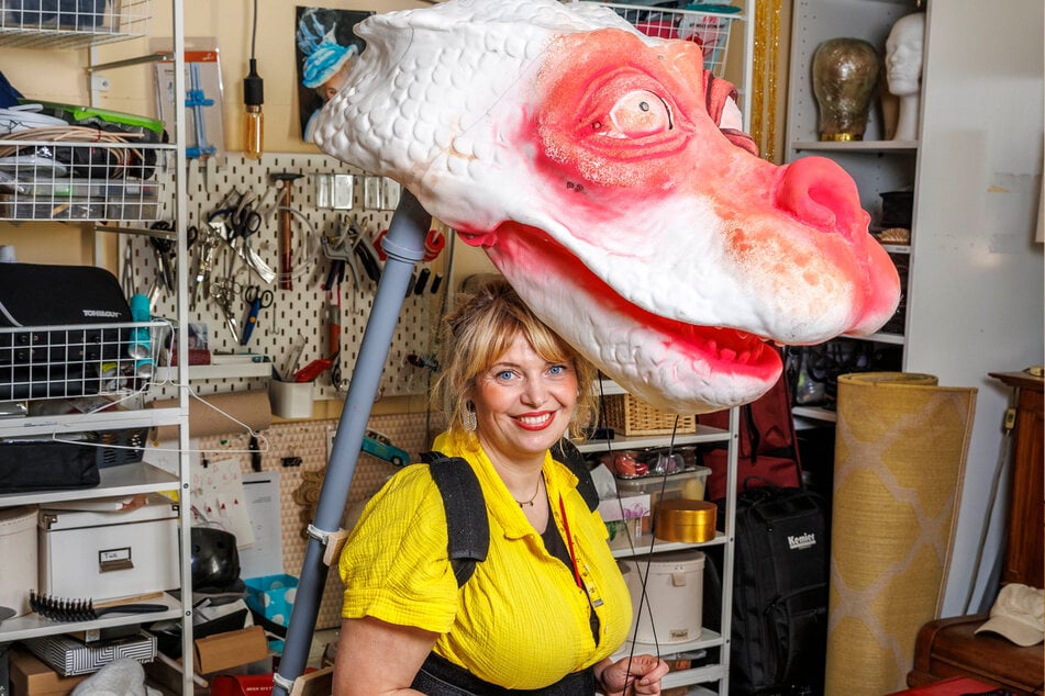 Paulina Späte probiert das Rucksackprinzip des großen Fuchur-Kostüms aus.