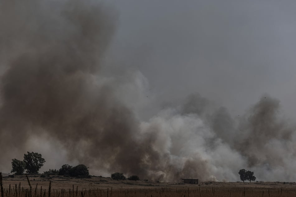 Ein Blick auf einen Brand, der durch Raketen- und Drohnenangriffe aus dem Libanon auf Israel verursacht wurde.