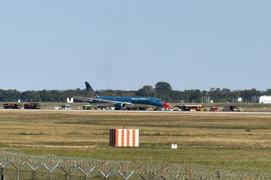 Die Passagiere der Boeing mussten mit Bussen zurück zum Terminal gebracht werden.