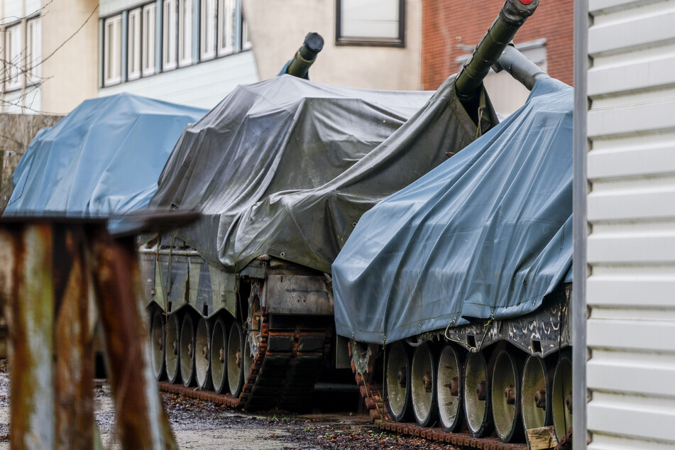 Mehrere Leopard-1-Kampfpanzer stehen auf dem Werksgelände der Flensburger Fahrzeugbau Gesellschaft (FFG). Die Bundesregierung genehmigt die Lieferung der Panzer an die Ukraine.