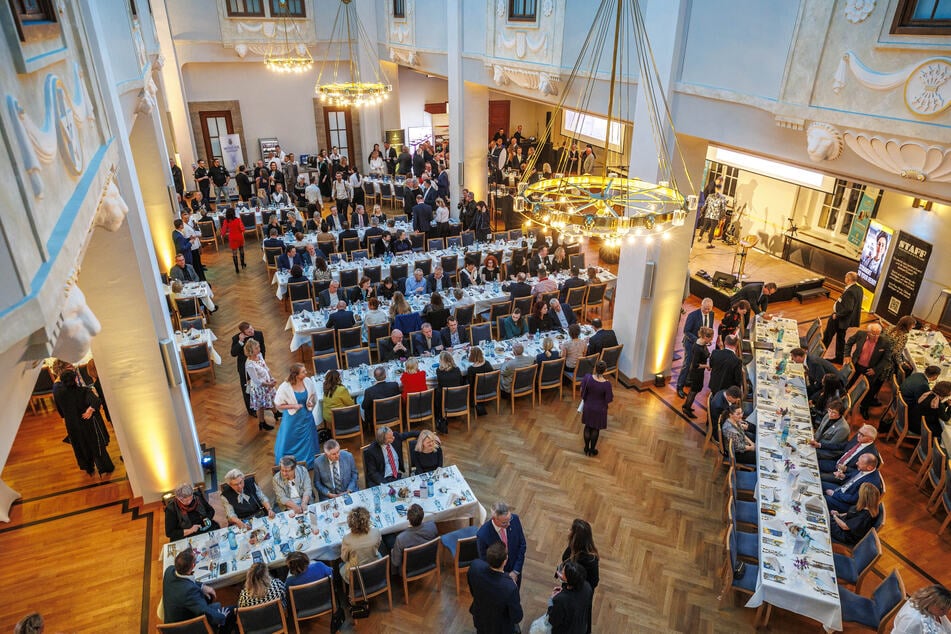 Im Löwensaal vergnügen sich über 200 Gäste zugunsten des Vereins Sonnenstrahl.