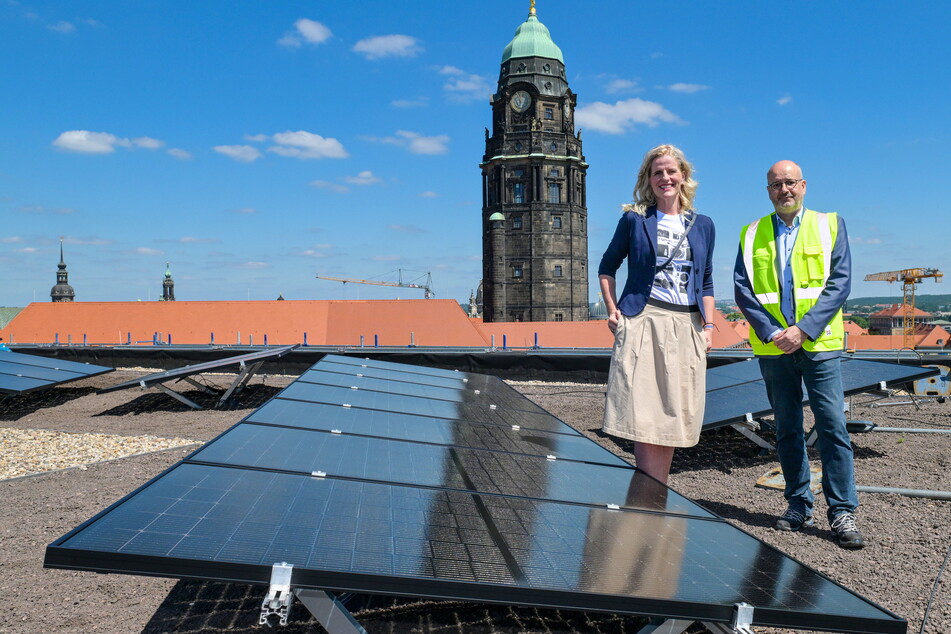 Stadtforum-Stabsstellen-Leiterin Christine Spielvogel (46) und "KID"-Chef Axel Walther (57) freuen sich über den Baufortschritt und die Solaranlage auf dem Dach des neuen Verwaltungszentrums.