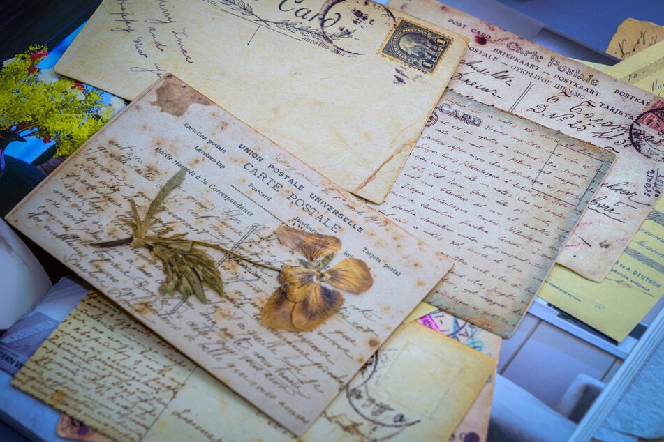 Mann den Tränen nah: Im Briefkasten findet er 26 Jahre alte Botschaft seiner verstorbenen Eltern