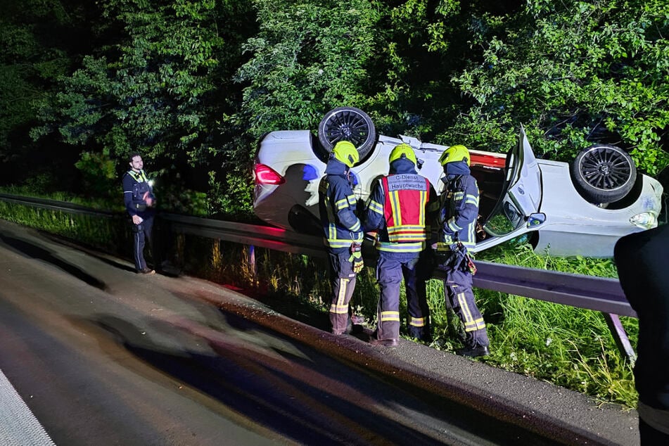 Unfall A61: Auto überschlägt sich auf A61, Frau landet in Klinik - eine Spur gesperrt