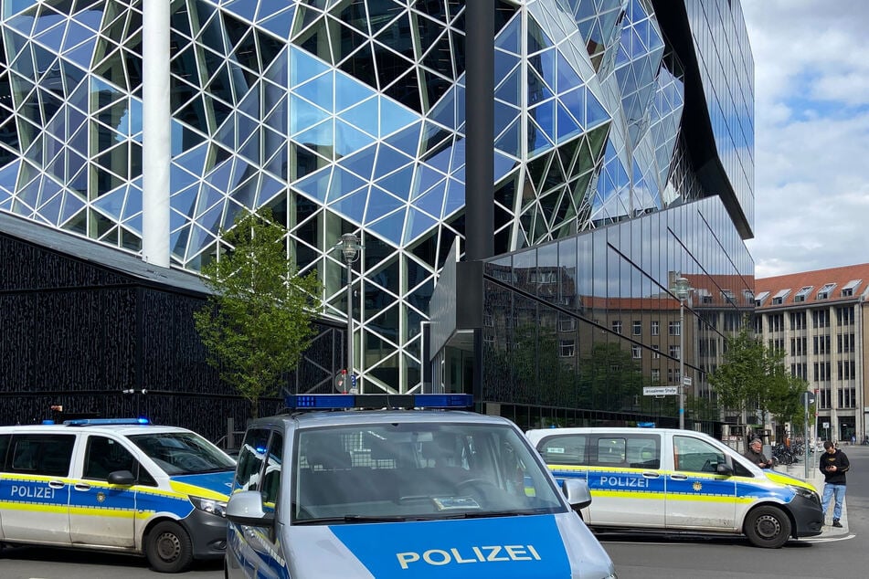 Vor dem Axel-Springer-Hochhaus in Berlin soll ein Mann laut schreiend mit einem Messer herumgelaufen sein. Später gab die Polizei Entwarnung.