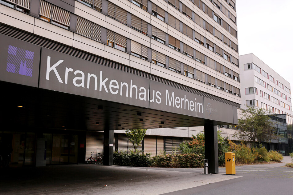 Das Krankenhaus in Merheim ist von dem IT-Update betroffen und rechnet mit Verzögerungen. (Archivbild)