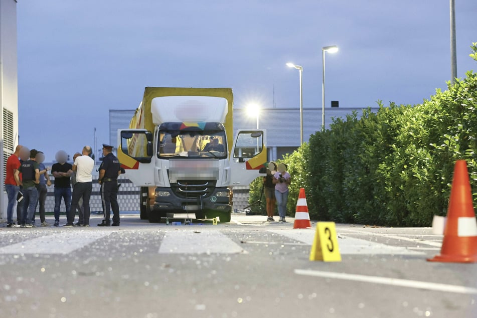 Scherben liegen auf dem Boden, die Straße vor der Pfingstkirche ist abgesperrt, der Laster von der Polizei beschlagnahmt.