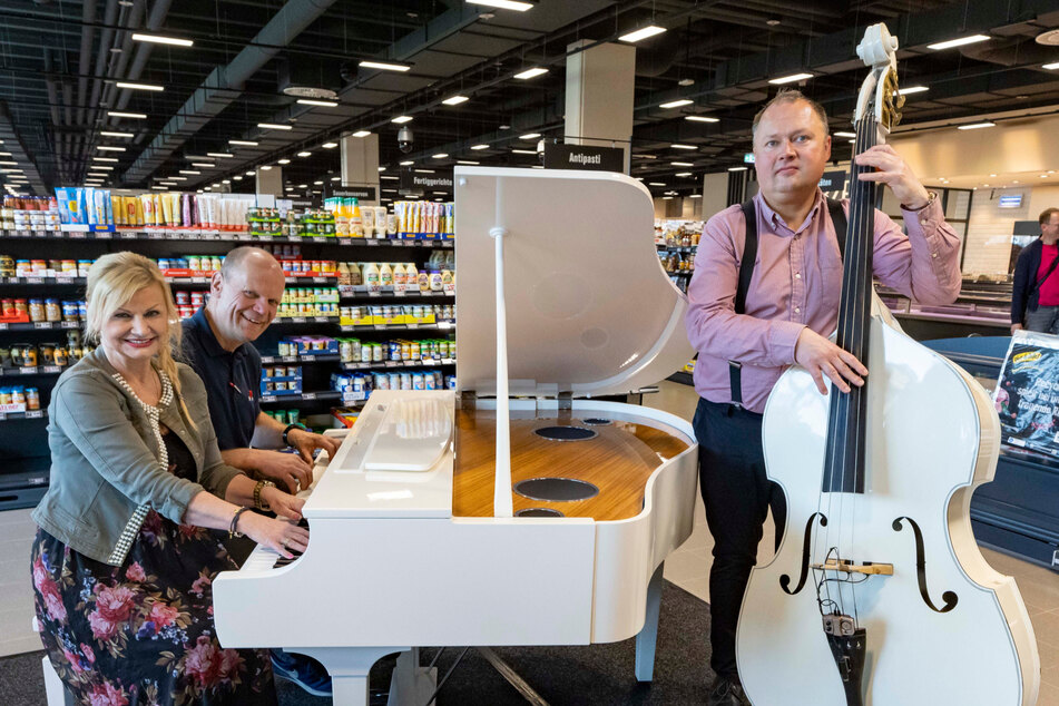 Das Dixielandfestival ist diesmal auch im Supermarkt zu finden. Auf dem Foto v.l.n.r.: Gabriele Kaul, Peter Simmel und mit Kontrabass Roland Zeibig.