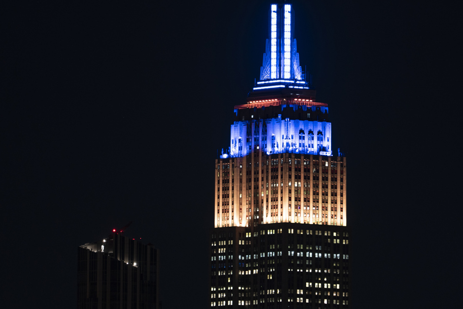 Die Spitze des Empire State Buildings in New York wird bis zum 1. Juni immer wieder in den ukrainischen Farben leuchten.