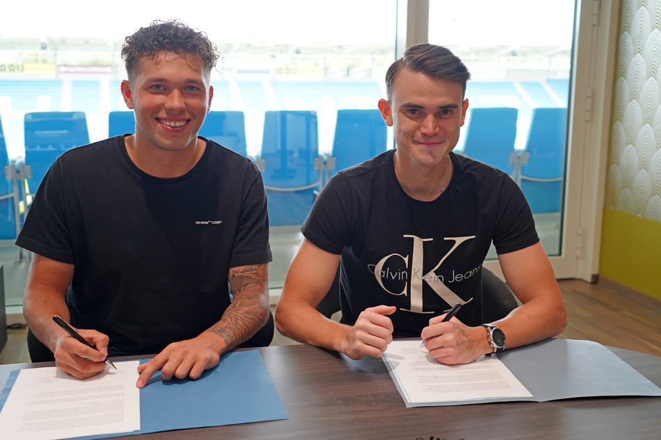 Riccardo Grym (v.l.) und Lukas Knechtel haben am Dienstag ihre Verträge beim Chemnitzer FC unterschrieben.