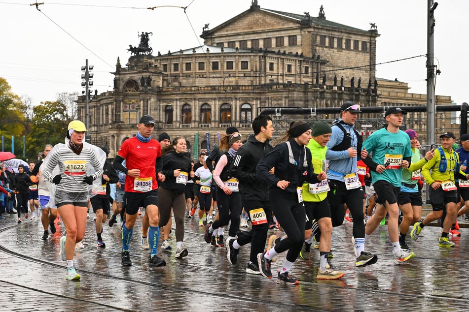 Beim Start regnete es, aber die über 14.600 Teilnehmer ließen sich davon nicht abhalten und waren gut eingepackt.