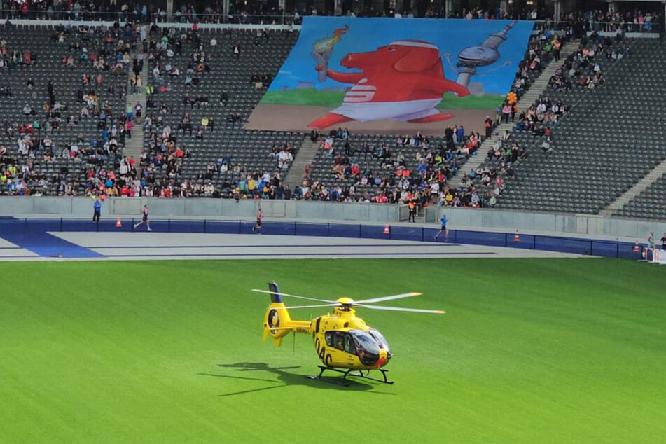 Der Hubschrauber landete vor den Augen der Zuschauer mitten im Olympiastadion auf dem Rasen.