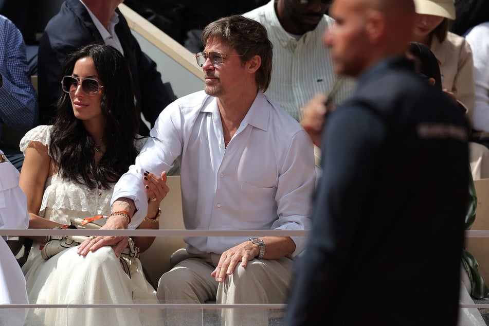 Zärtlich legt Brad Pitt seine Hand auf das Bein seiner Liebsten.
