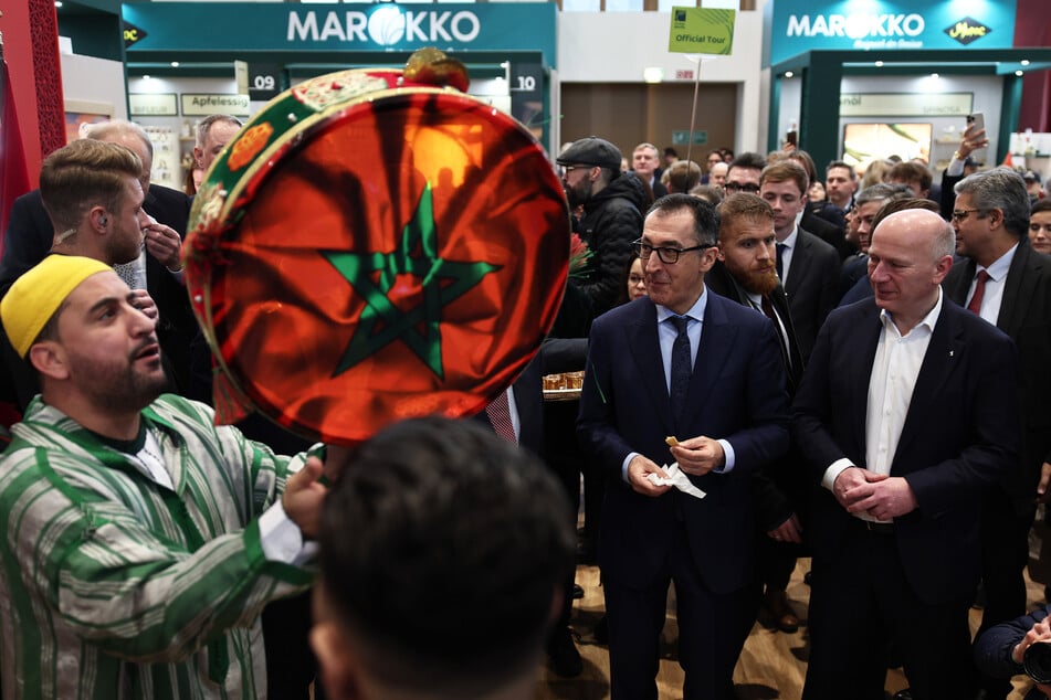 Bundesagrarminister Cem Özdemir (59, Grüne, M.) und Berlins Regierender Bürgermeister Kai Wegner (52, CDU, r.) ließen sich von Landwirten ihre Produkte zeigen.