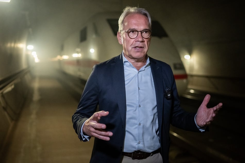 Thüringens Innenminister Georg Maier (59, SPD) ist mit dem Verlauf der Übung sichtlich unzufrieden.