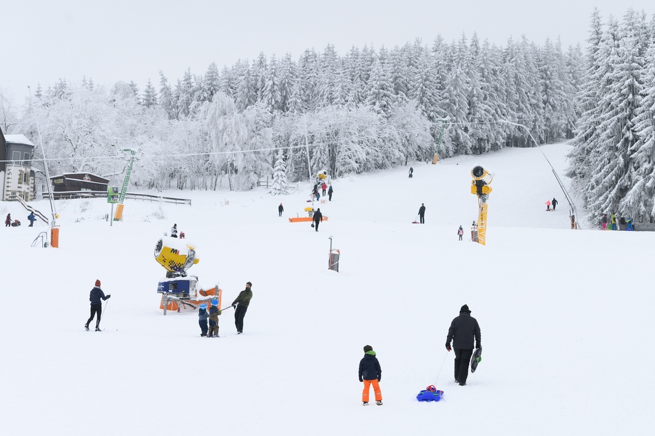 Der Ansturm auf einige Wintersportgebiete blieb etwa in Altenberg aus, andernorts stürmten die Leute die Pisten.