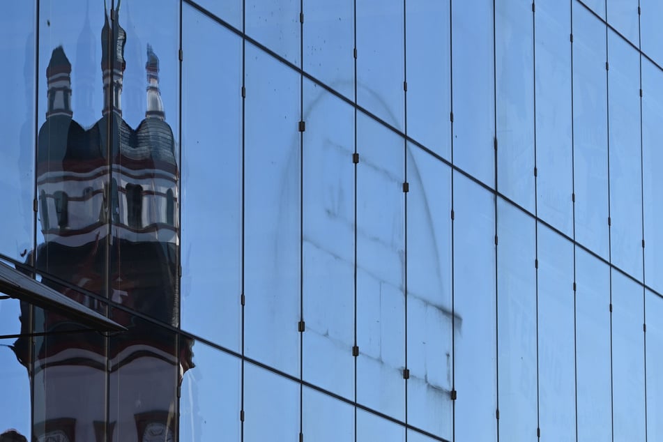 Das Schild am Haupteingang konnte nach der Schließung bereits zügig entfernt werden.