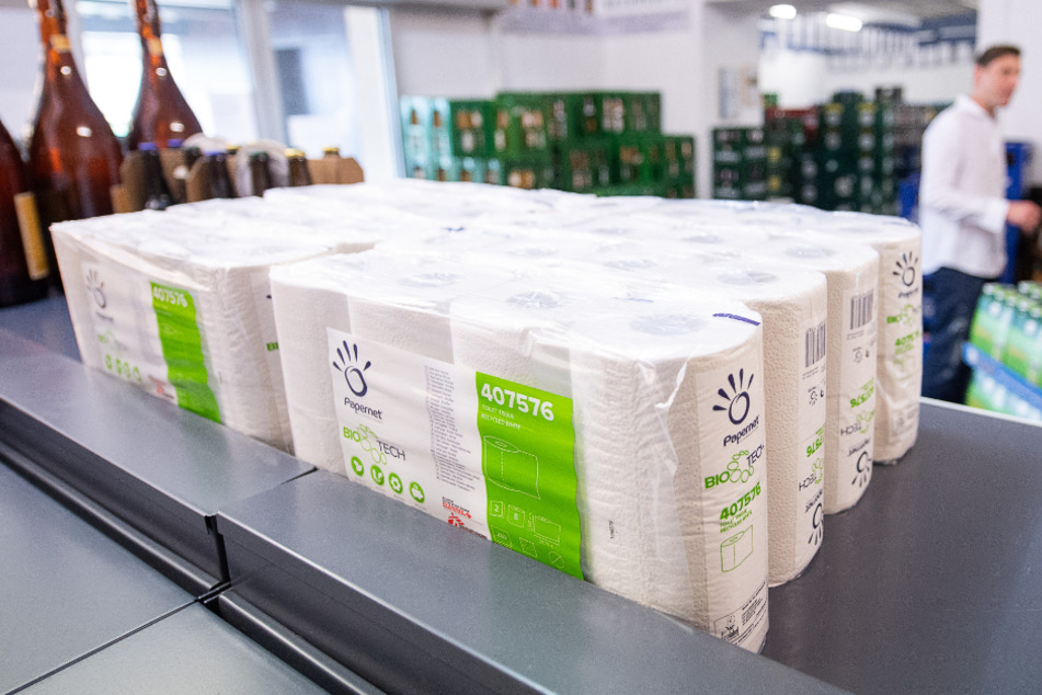 An der Kasse stapelt sich das Klopapier.