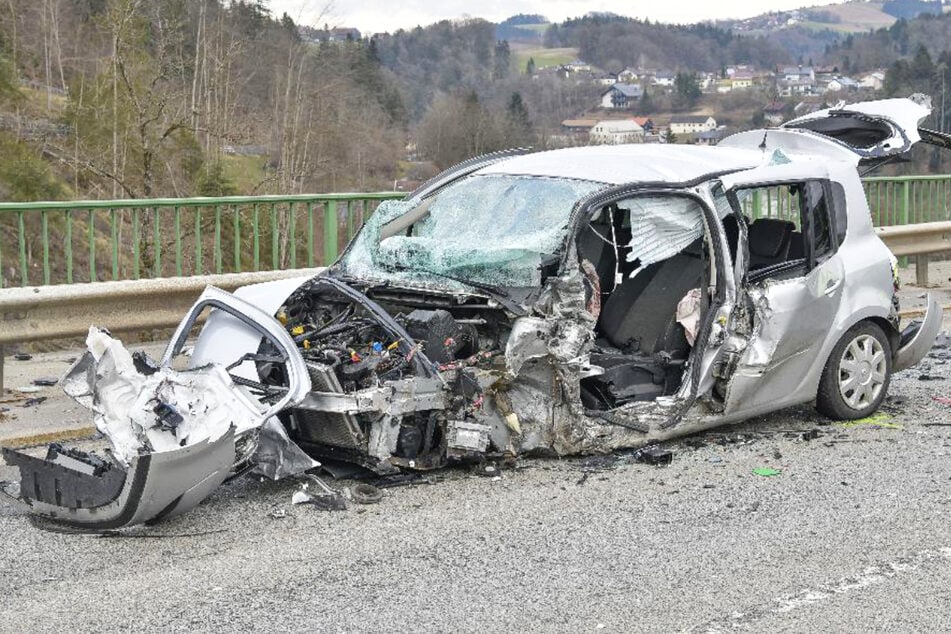 Die 59 Jahre alte Fahrerin eines Renault hatte keine Chance, den heftigen Unfall auf der Staatsstraße 2622 in Bayern zu überleben.