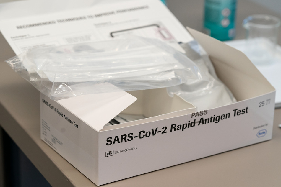 Eine Schachtel mit einem SARS-CoV-2 Rapid-Antigen-Test, einem sogenannten Corona-Schnelltest, liegt auf einem Tisch.
