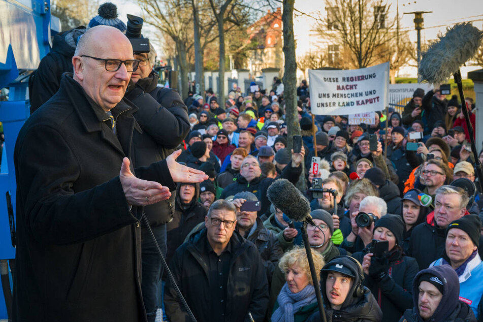 Ministerpräsident Dietmar Woidke (62, SPD) will am Montag versuchen, Kompromisse mit den aufgebrachten Brandenburger Bauern zu erarbeiten.