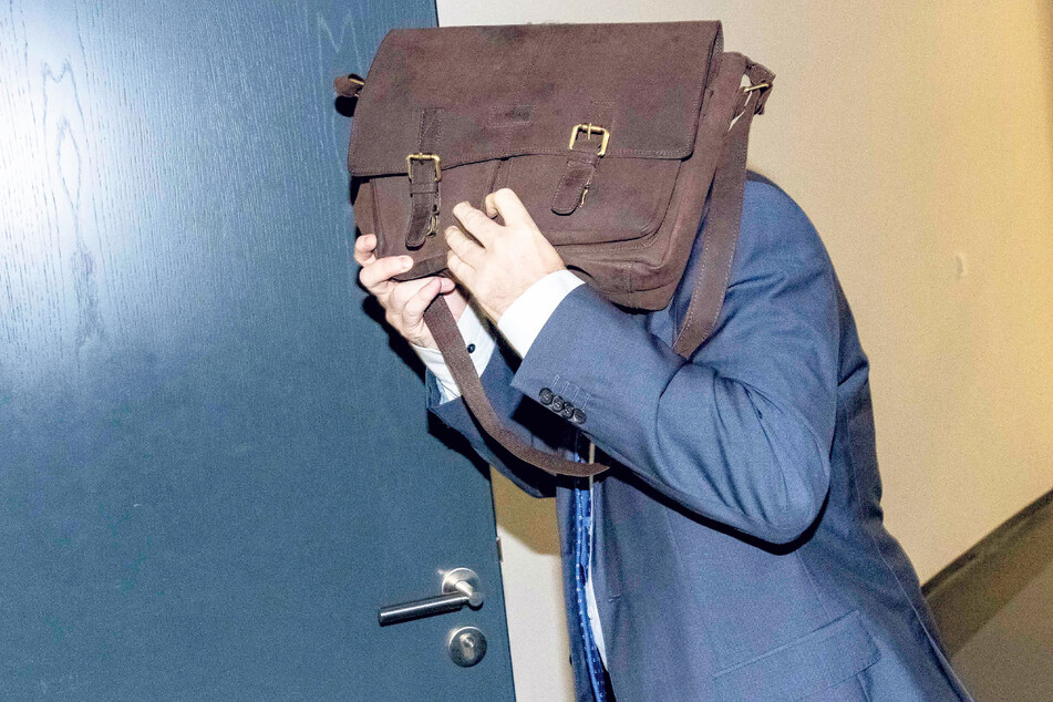 Ingo H. (54) versteckte sich auf dem Weg in den Gerichtssaal hinter einer Aktentasche.