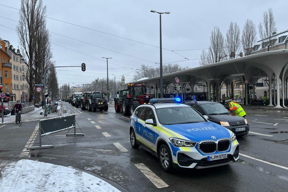 Die Polizei regelt den Verkehr an der Münchner Freiheit. Traktoren dürfen in Richtung Odeopnplatz fahren, andere Verkehrsteilnehmer müssen Umwege nehmen.