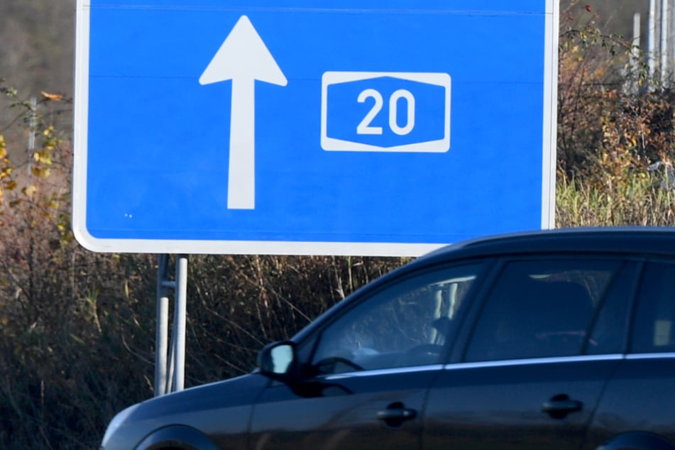 Nahe der A20 bei Mönkhagen wurde die junge Frau gefesselt gefunden. (Archivbild)