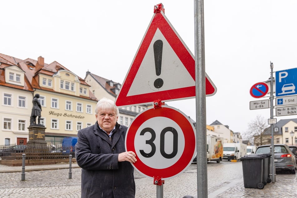 Oberbürgermeister Dieter Greysinger (58, SPD) hat schon einige provisorische Tempo-30-Schilder aufstellen lassen.