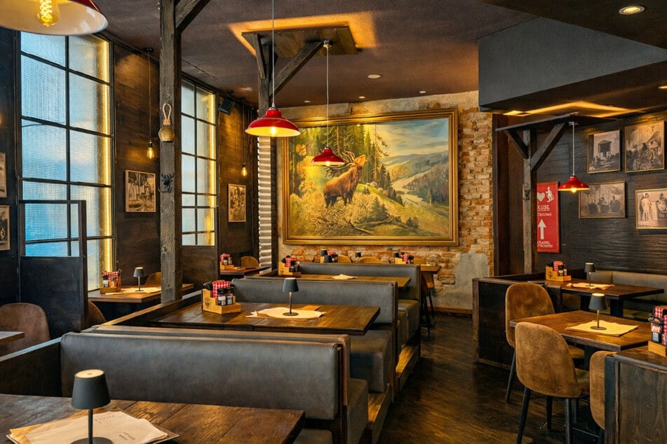 Rustikaler Schick trifft auf edle Details: Auch die Einrichtung überzeugt mit authentischem Alpen-Flair.