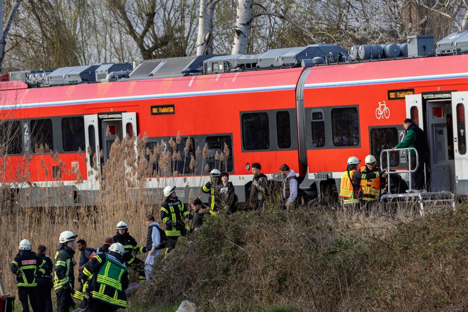 Radfahrer an Bahnübergang von Zug erfasst: 82-Jähriger stirbt noch an Unfallstelle
