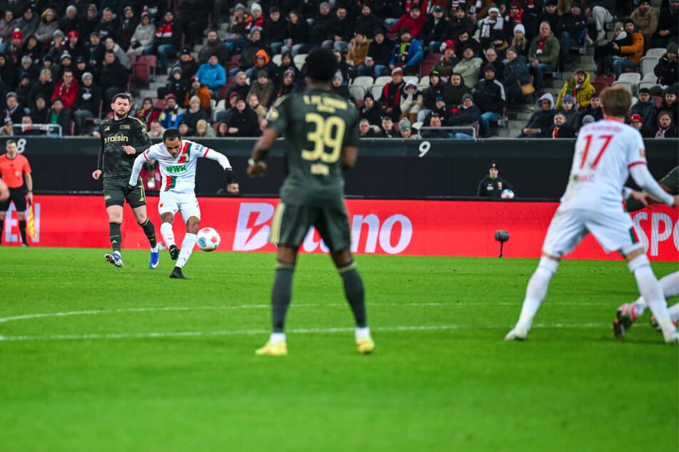 Alexis Claude-Maurice (2.v.l.) zieht aus knapp 30 Metern ab und donnert die Kugel in den Knick.