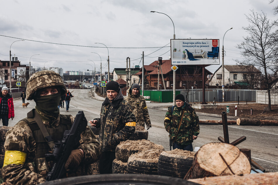 Einige ukrainische Soldaten stehen an einem Kontrollpunkt in der Stadt Irpin Wache.