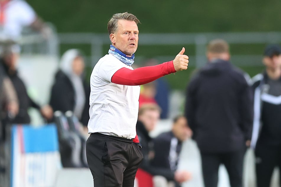 Daumen hoch: FSV-Trainer Rico Schmitt (57) ist mit der Entwicklung seiner Jungs zufrieden.