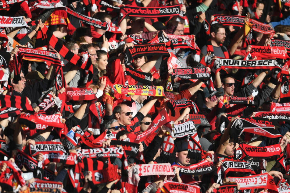 Ein Fan des SC Freiburg II musste jetzt eine Geldstrafe zahlen, weil er vor einem halben Jahr im Stadion auf einem Mayonnaise-Eimer trommelte. (Symbolbild)