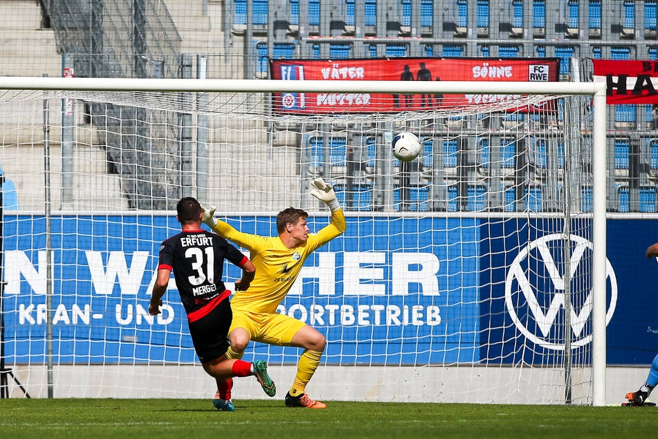 Nach 35 Minuten donnerte Erfurt-Spieler Artur Mergel (l.) den Ball ins Tor. CFC-Keeper Jakub Jakubov konnte nur noch zusehen, wie der Ball ins Netz flatterte.