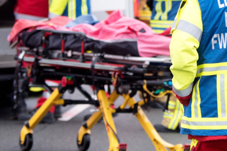 Ein erst 18 Jahre alter Motorradfahrer ist frontal mit einem Lastwagen kollidiert und noch an der Unfallstelle seinen Verletzungen erlegen. (Symbolbild)