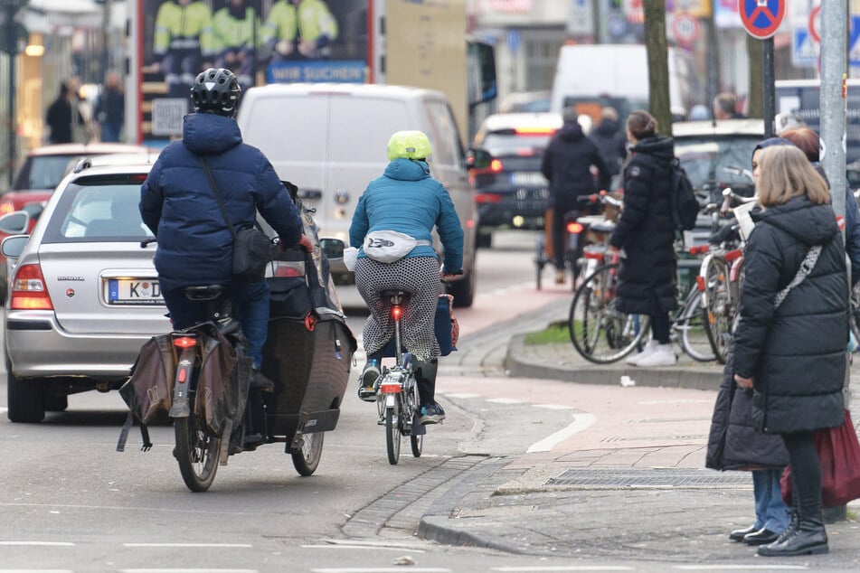 Insgesamt 25 Unfälle mit drei Toten zählte die Kölner Polizei auf der Venloer Straße im Jahr 2023.