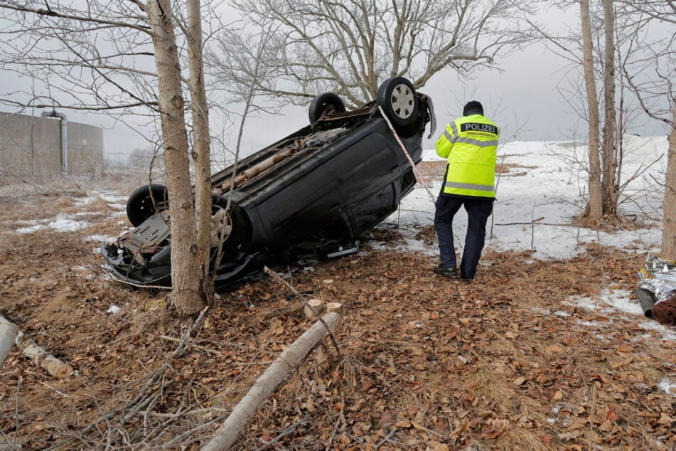Der Dacia war auf dem Dach liegengeblieben. Der Fahrer wurde eingeklemmt.