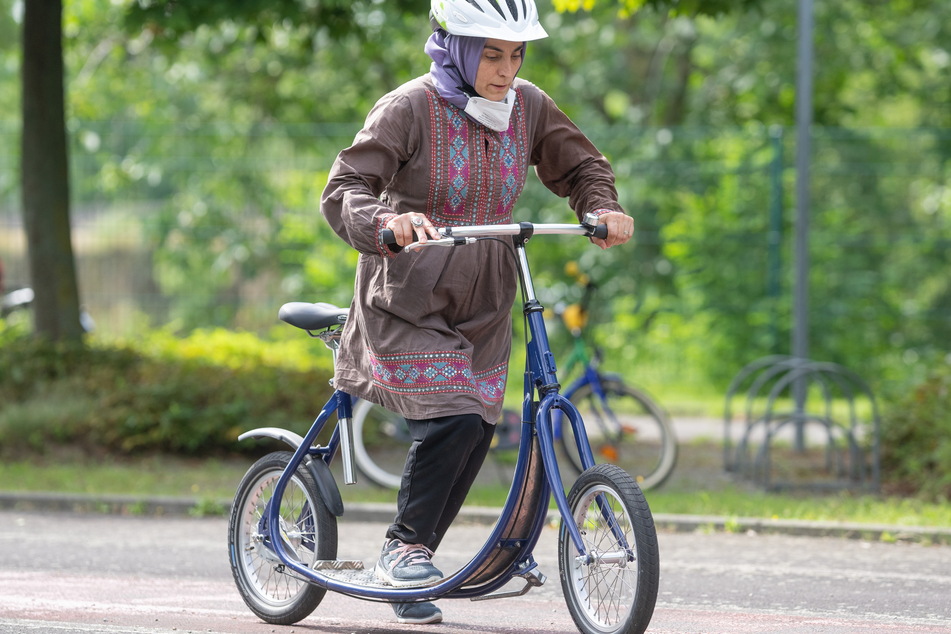 Anfänger üben erst einmal Balancehalten auf dem Roller.