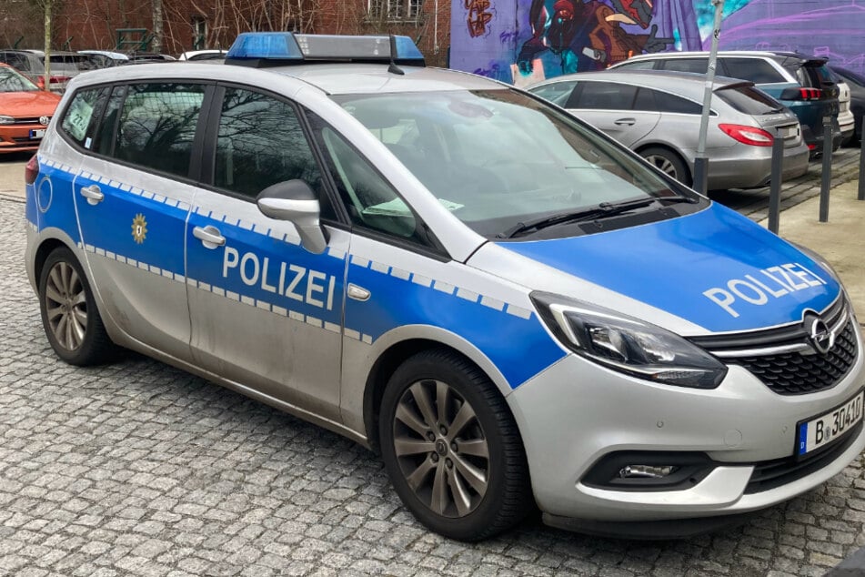 In Friedrichshain-Kreuzberg ist am gestrigen Mittwoch ein Mercedes-Fahrer geflüchtet und verletzte einen Polizisten. (Symbolbild)