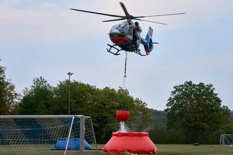 Hubschrauber waren ebenfalls an den Löscharbeiten beteiligt.