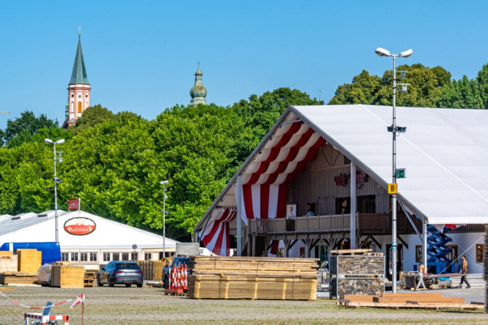 There are beer tents at the Gäuboden folk festival.  Preparations are in full swing.