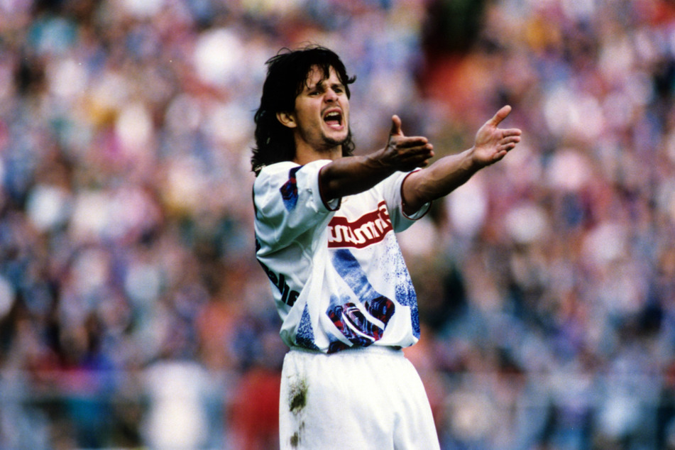 Was für eine Matte: Dirk Schuster 1994 im Trikot des Karlsruher SC. Trotz geschlossener Firsörläden, "Vokuhila" kommt für den FCE-Trainer heute nicht mehr infrage.