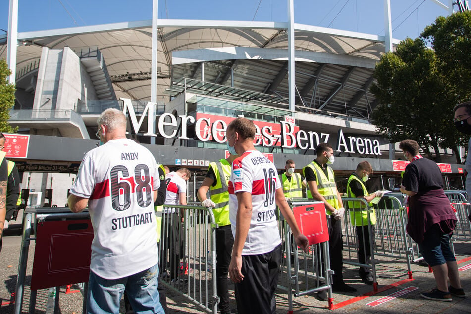 Fans und Taschen werden vor dem Fußballspiel am Einlass auf gefährliche Gegenstände kontrolliert.