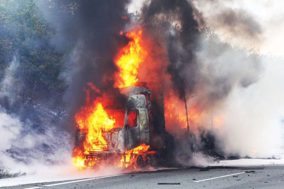 Der Laster stand in Vollbrand.