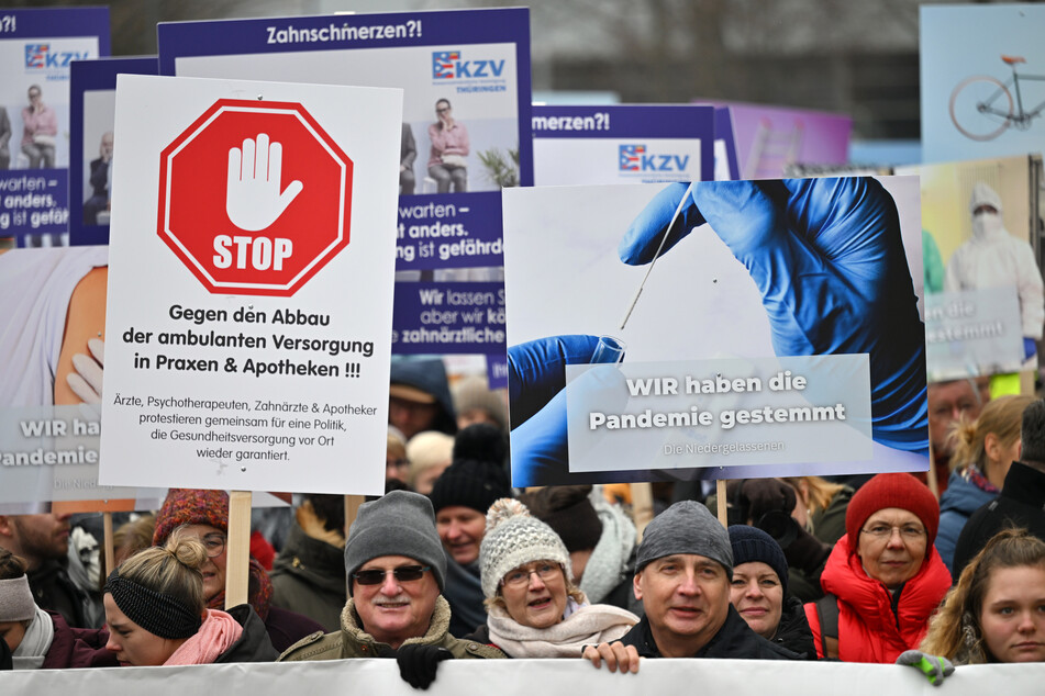 Wut-Demo vor dem Landtag in Erfurt: Hunderte Ärzte und Apotheker fordern einen angemessenen Inflationsausgleich und eine bessere Wertschätzung ihrer Arbeit.