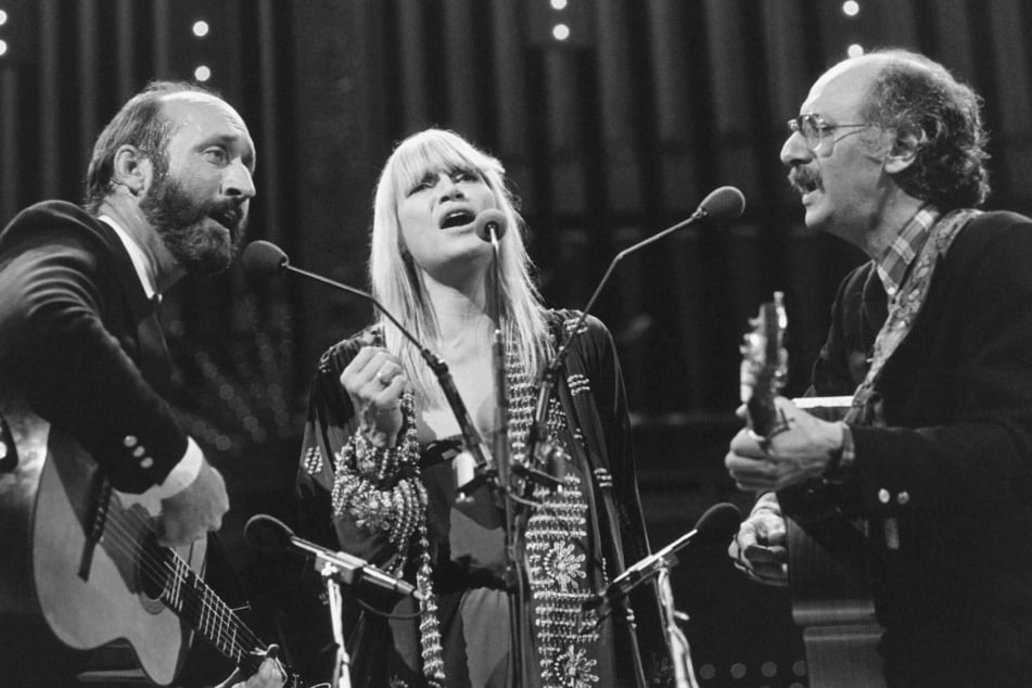 Peter, Paul, and Mary (from l. to r. members Noel Paul Stookey, Mary Travers, Peter Yarrow) blended folk roots and commercial success: their self-titled 1962 debut reigned over the US charts and sold more than two million copies.