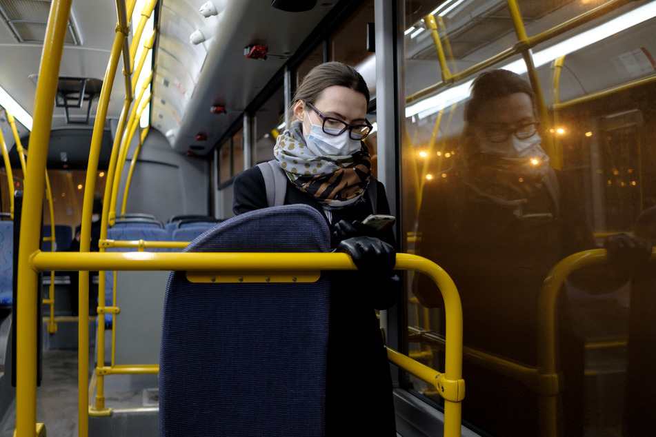 Wer will, kann ab kommenden Montag in Bus und Tram auf medizinische bzw. FFP2-Maske verzichten.