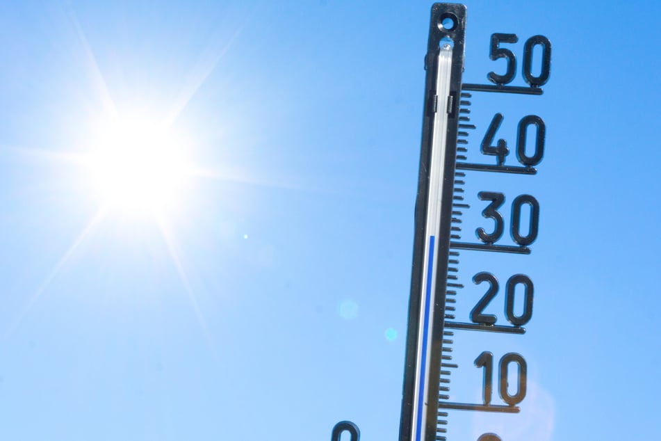 Das Thermometer soll am Wochenende bis zu 27 Grad in Mitteldeutschland anzeigen. (Symbolbild)
